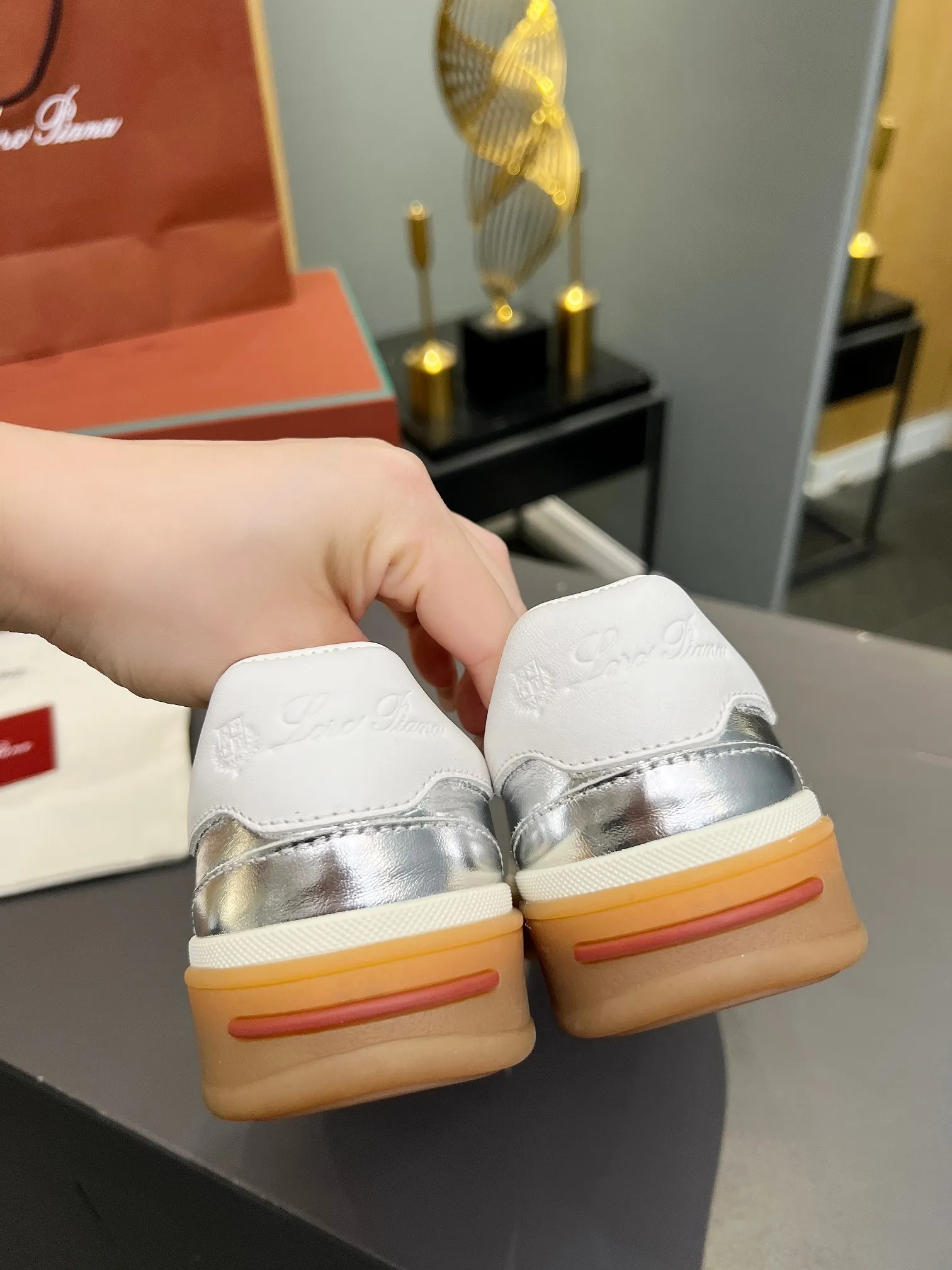 Factory price: 580💰Purchase level, high version🦅⛳️ Italy [Loro men's shoes💰iana] Tennis walk series L men's shoes💰Couple moral training shoes casual sports shoes sneakers🎁🎁 Original purchase development and production This new suede tennis shoe adopts an ultra-low design, suitable for wearing all year round👫👫 The wrapped sole creates an effortlessly attractive color combination that harmoniously blends functionality with understated style, making it the ideal shoe for urban wear. Soft calfskin tongue with Kummel color insert at the heel, embossed L Men's shoes 💰 Logo Cotton lace upper, cowhide suede sole Rubber-lined calfskin ✦ Upper: imported first-layer cowhide ➕ Customized original cowhide ✦ Lining: cowhide lining ➕ Cow leather insole ✦ Sole: Original open-molded T men's shoe 💰R ultra-lightweight outsole ✦Packaging: Original full set of packaging ✦Female size: 35--40, ✦Male size: 39--44, customized 45